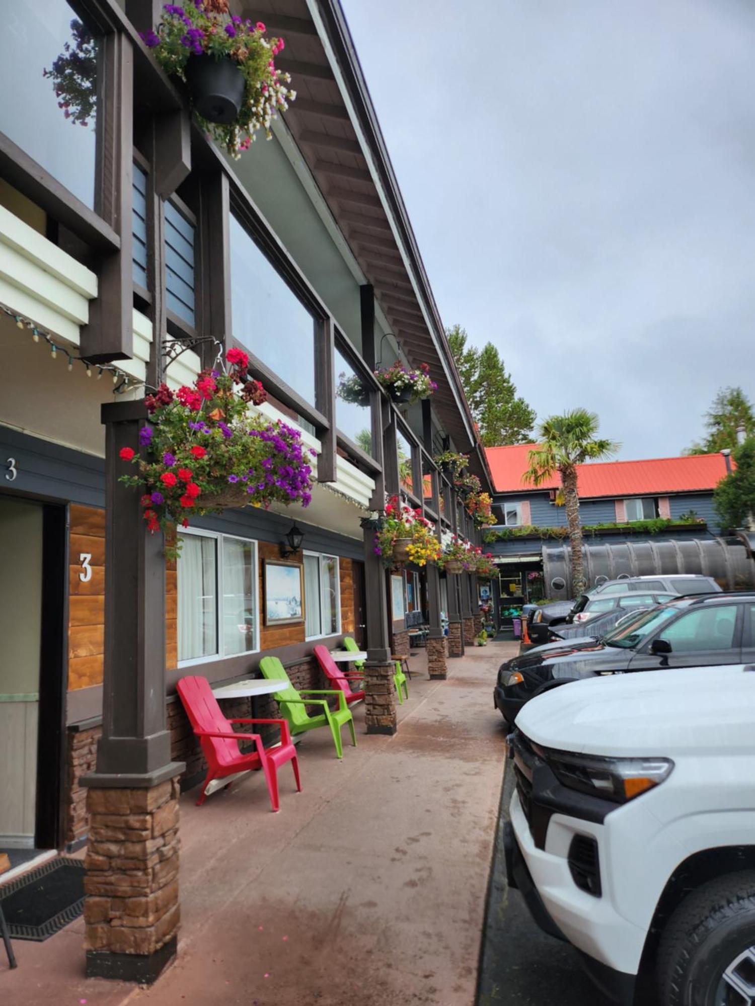 Schooner Motel Tofino Exterior foto